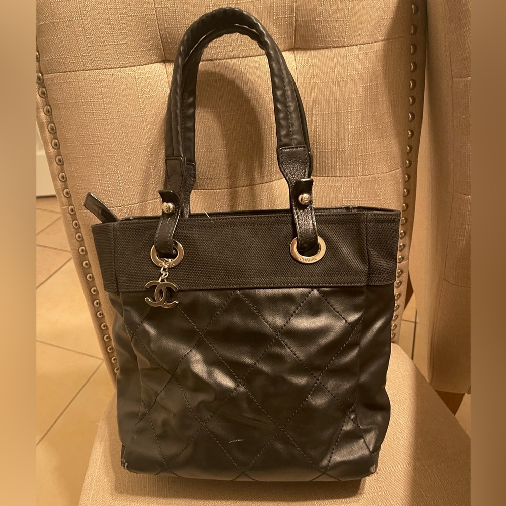 Chanel tote bag in black.